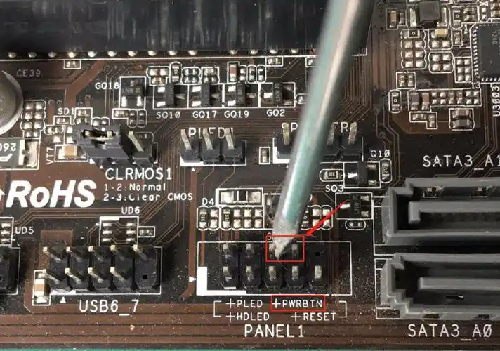 的电脑主机开关损坏无法使用时可以短接主板的开机针脚达到开机的效果