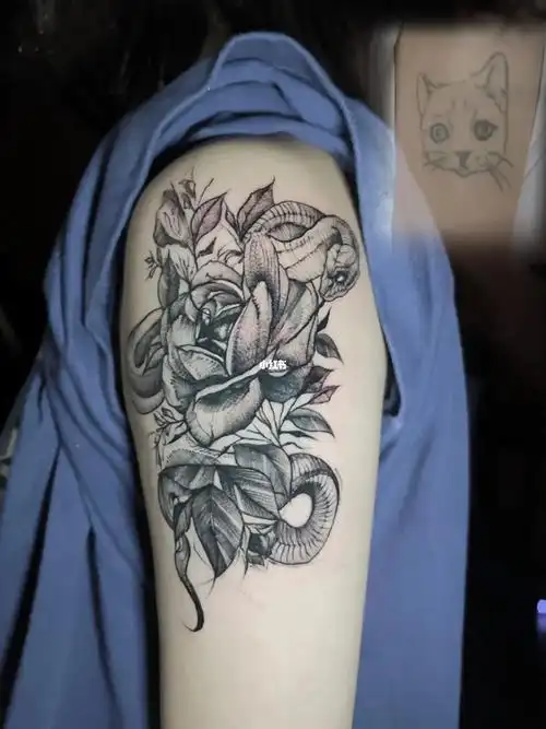 纹身遮盖大臂遮盖小猫咪纹身