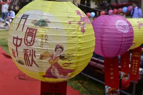 秋风送爽迎中秋,我们齐挂灯笼,共赏民俗,争猜灯谜,绚丽多彩的灯谜增强