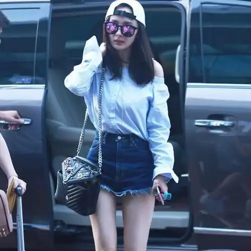 杨幂机场一下车,穿的牛仔短裤就亮了,厉害了带货女王