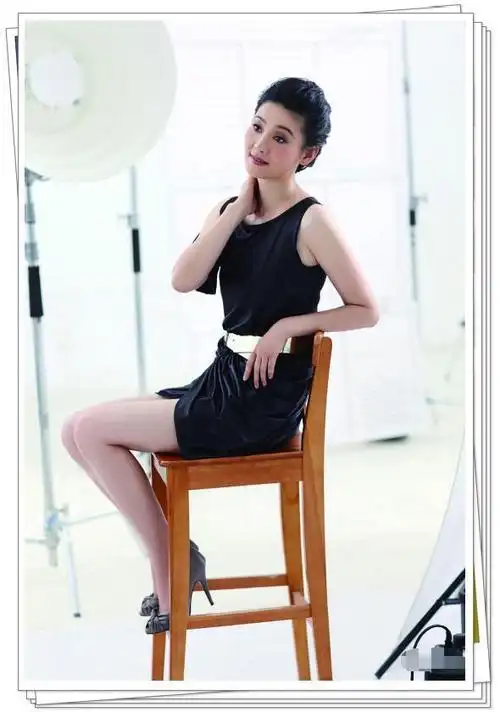 51岁徐帆现活动身材发福气质全无打了粉底却尴尬全场