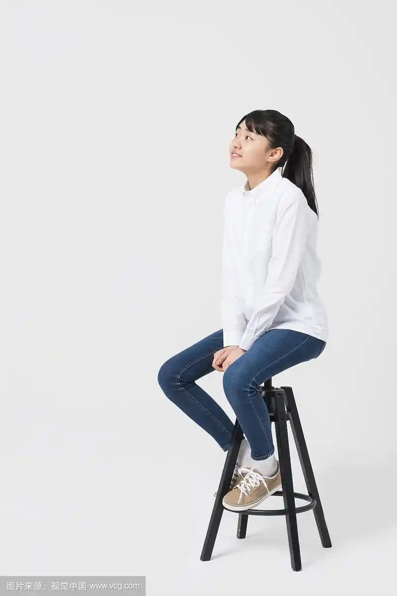少女坐在椅子上的照片