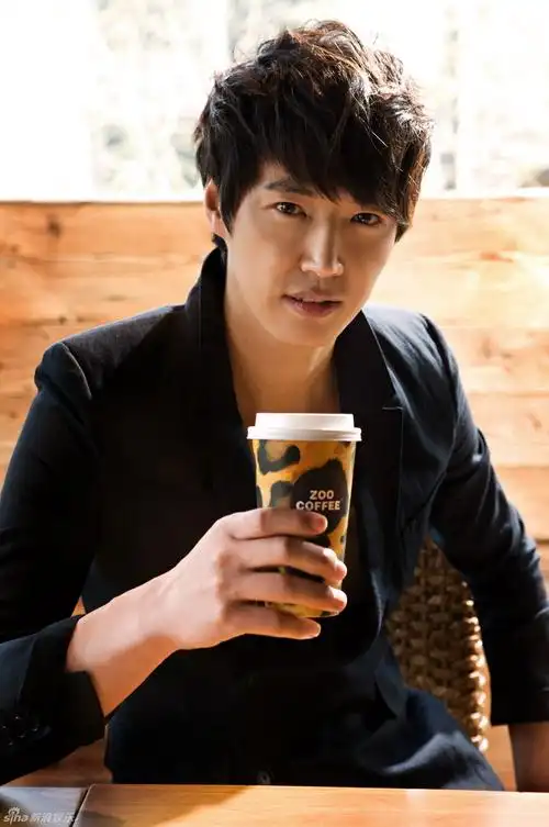 高清组图:韩星尹相铉咖啡广告 惬意午后迷人温暖_高清图集_新浪网