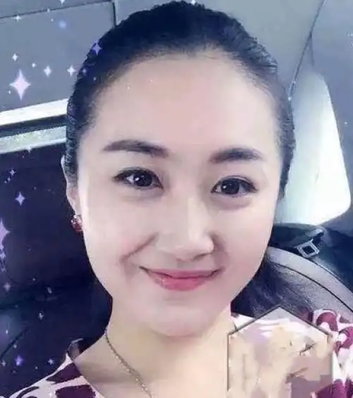 宋小宝妻子身材高挑长相靓丽,龙凤胎儿女遗传了妈妈的美貌!