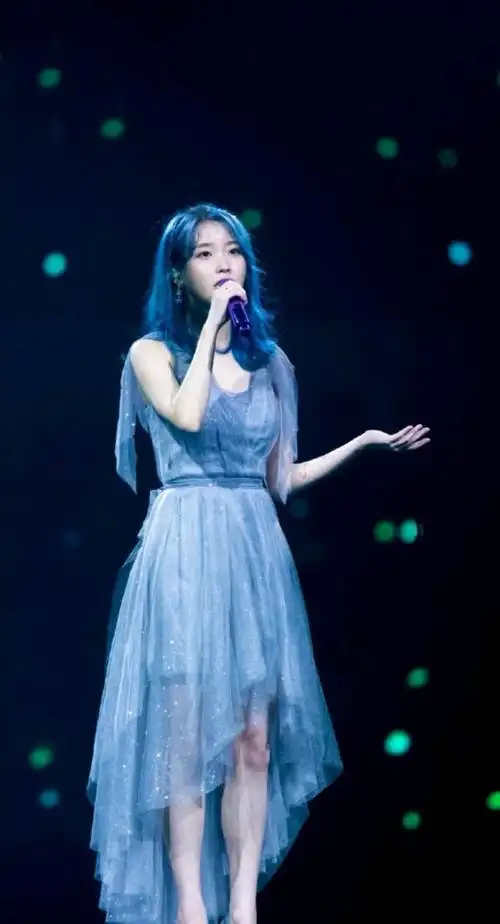 iu《love poem》演唱会,蓝发仙女新上线,每套穿搭都让人心动!
