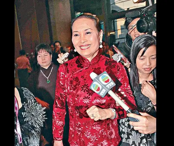 赌王二太蓝琼缨癌症病逝,享年79岁,一年前出席葬礼已需两人搀扶__财经