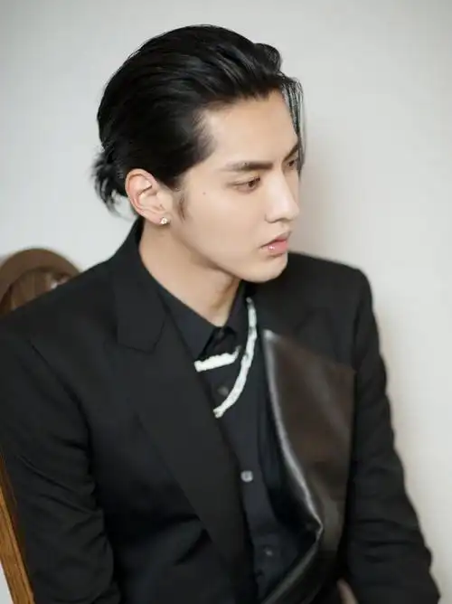 吴亦凡西服蓄发帅气写真图片