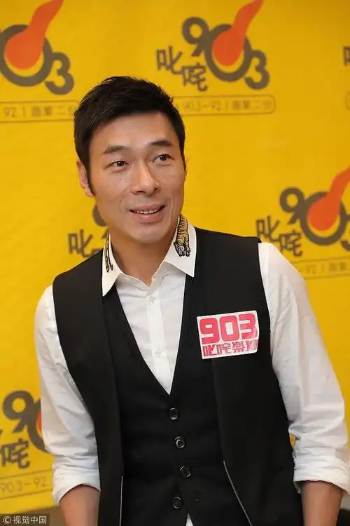 许志安黑色马甲搭白色衬衣 磨白牛仔裤搭小黑鞋似服务生