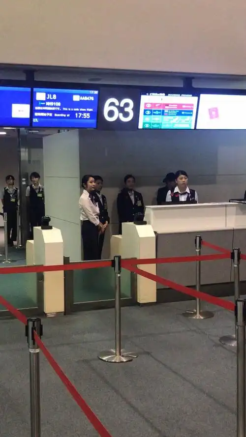 16/10/18   :55 pm 在成田机场63号登机口登机,转乘日航jl8 商务舱