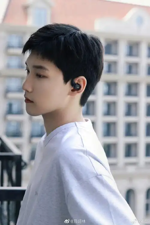 邢昭林五月plog#邢昭林分享一组五月plog,是清爽帅气的小邢侧颜壕绝