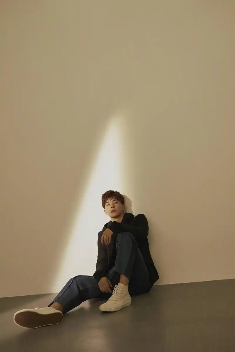 邓伦杂志大片曝光,慵懒随意不失优雅,少年感与绅士气质完美融合.