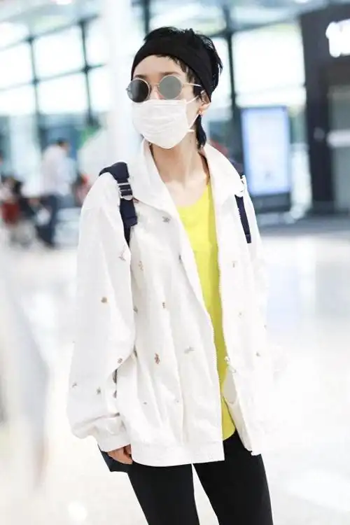 郭采洁品味越来越难懂穿白色外套搭黄t恤戴发带发型有点脏乱