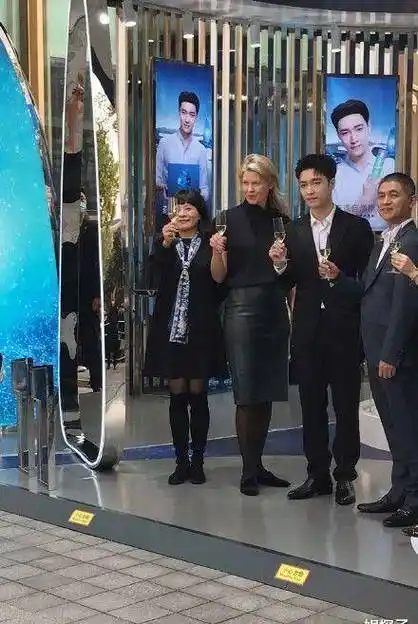 张艺兴最新活动生图,状态好真实,脸上发福的迹象有点明显!