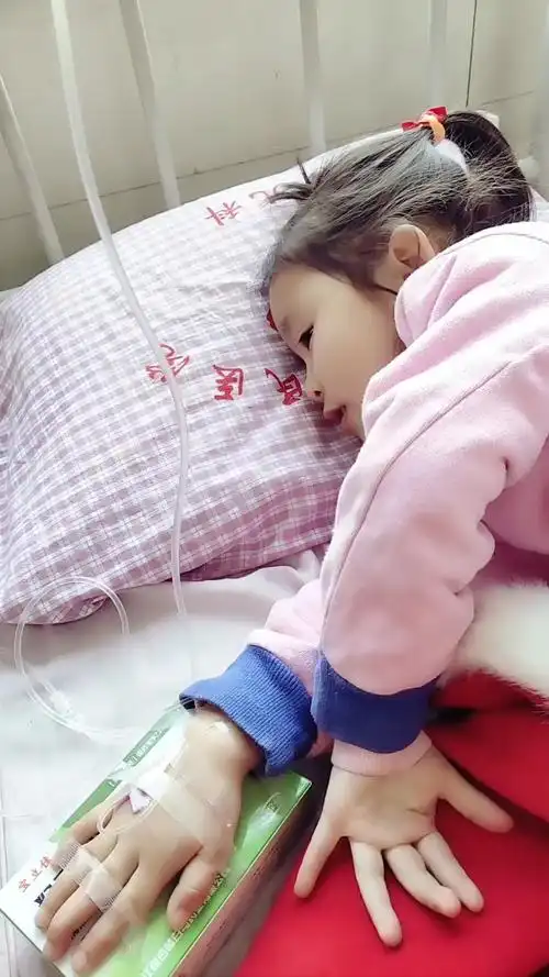 小姑娘打吊针坚强唱歌给自己加油