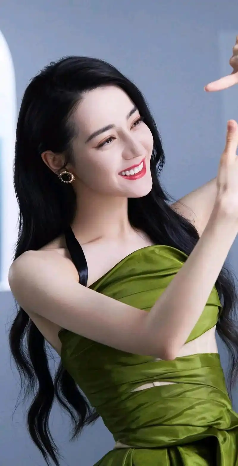 迪丽热巴高清壁纸,墨绿色吊带连衣裙穿搭显得妩媚动人