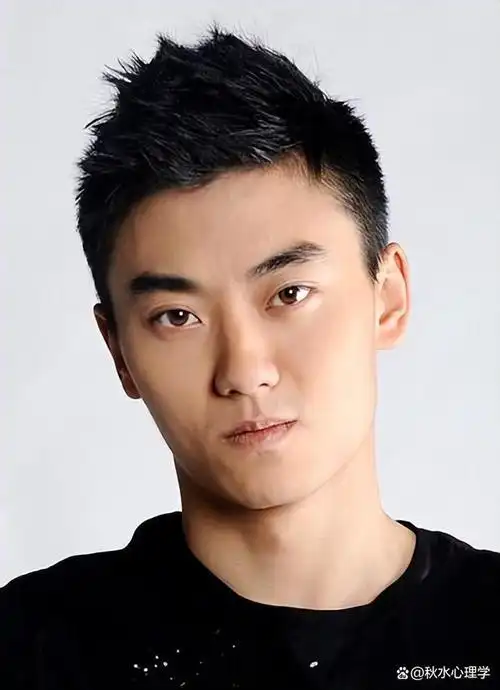 陈月末,出生于演艺世家,父亲是著名实力派演员陈宝国,母亲是中央戏剧