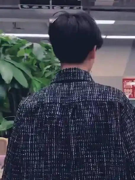 张真源陪你长大全记录花间来客#张真源这个背影好有安全感啊渡毙