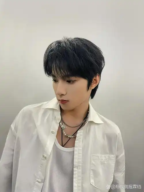 刘耀文  又长大一岁了呢,不知不觉中你,已经从一米六的小丸子长到了一