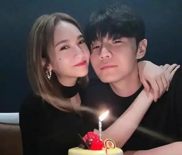 杨丞琳老公是内地艺人李荣浩,李荣浩也是没有转发的艺人,而这两天却