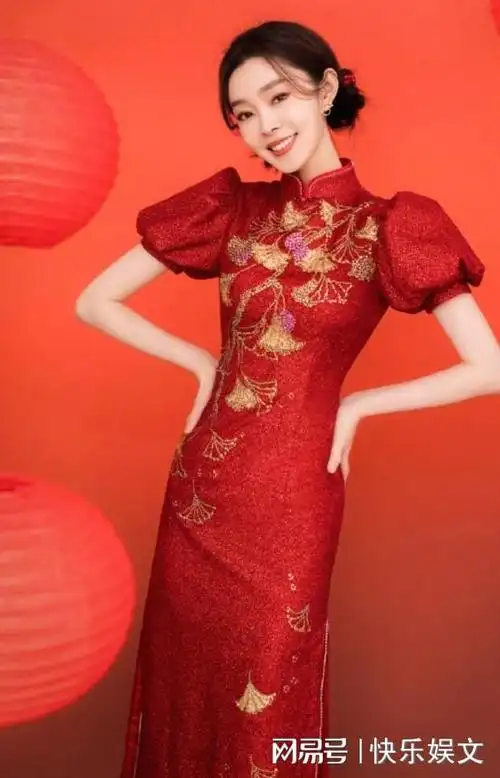 宋轶春晚旗袍造型太养眼!穿喜庆旗袍给网友拜年,笑容|