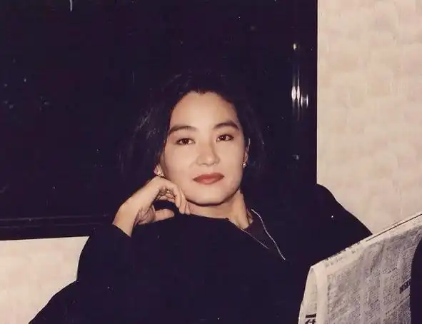 67岁林青霞现身无人识,与好友喝"贵妇下午茶",放声笑被赞亲民_网友