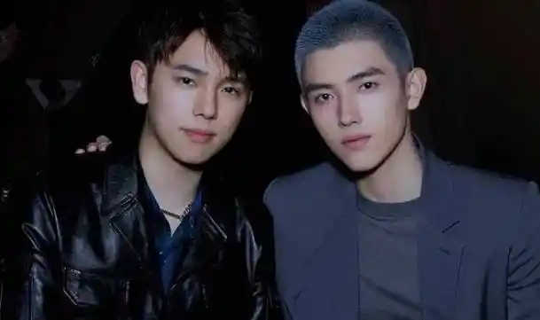 陈飞宇晒童年合照为陈凯歌庆生,父子相依,小家伙眉清目秀像极了妈妈