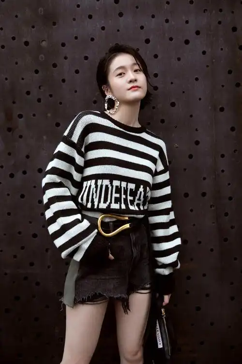 张雪迎|条纹毛衣时尚街拍__财经头条