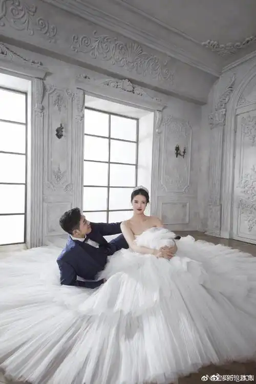 吴冠希6月举行婚礼#女排奥运冠军张常宁@宝贝宁_zcn发博晒出婚纱照