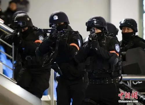 12月15日,新疆乌鲁木齐市公安局特警八支队在中国第十三届冬季运动会