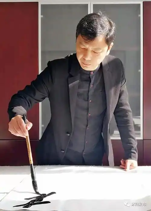 赵立志,江苏沭阳人,现为书法家协会会员,结业于人民大学艺术学院书法