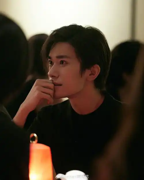 代言人@tfboys-易烊千玺身着emporio armani黑色衬衣配衬休闲牛仔裤