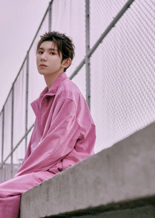 粉色系王源上线重回演值巅峰新发型又奶又飒