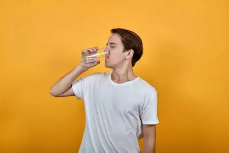 玻璃杯喝水图片