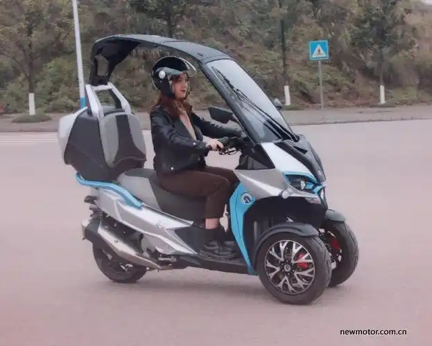 美少女骑士试驾进口倒三轮ad1200