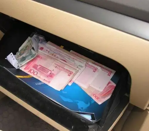 3万元现金放在副驾驶手套箱内未取出.