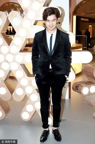 陈柏霖金丝绒西装漆皮鞋 痞帅时髦