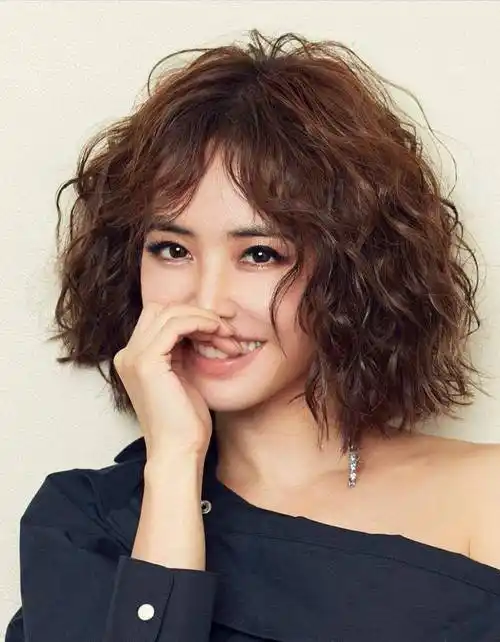 女人过了40岁,尽量少留这3款"大妈"发型,这3款发型更适合你_女生_女性