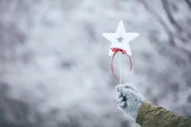 女性手捧热饮在户外的雪照片摄影图片