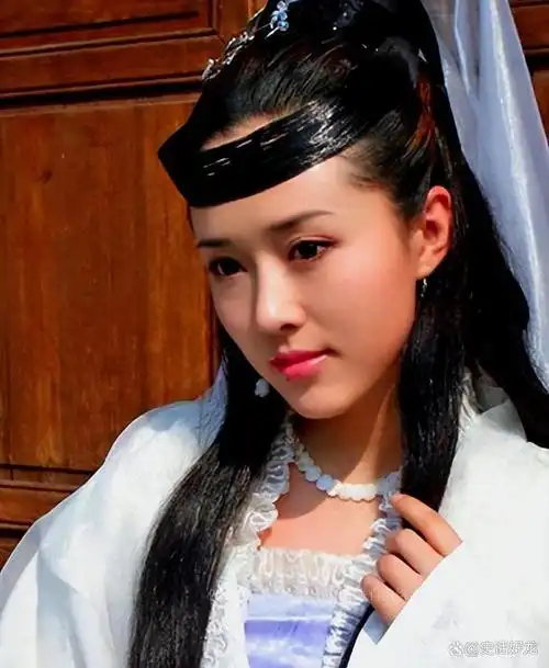 "最美嫦娥"颜丹晨:嫁小4岁同行丈夫,44岁产子,状态宛如少女