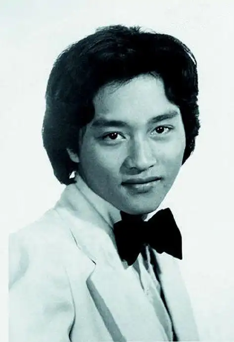 张国荣20岁时首次参加比赛照罕见曝光6岁莫文蔚上台献花