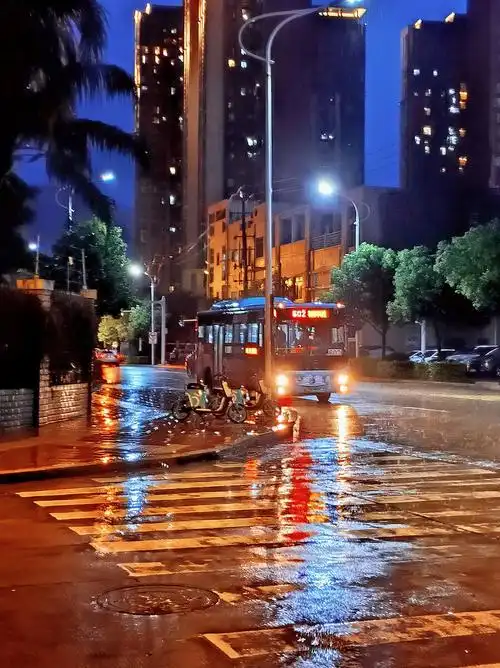 张爱玲说雨声潺潺像住在溪边宁愿天天下雨以为你是因为下雨而不来