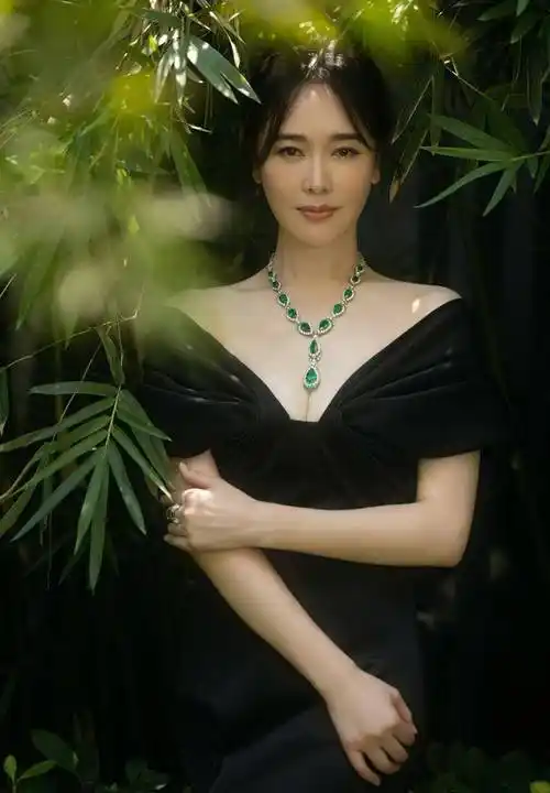 左小青终于肯秀身材了!深v裙装扮成贵妇,与往日的清纯气质大不相同_的