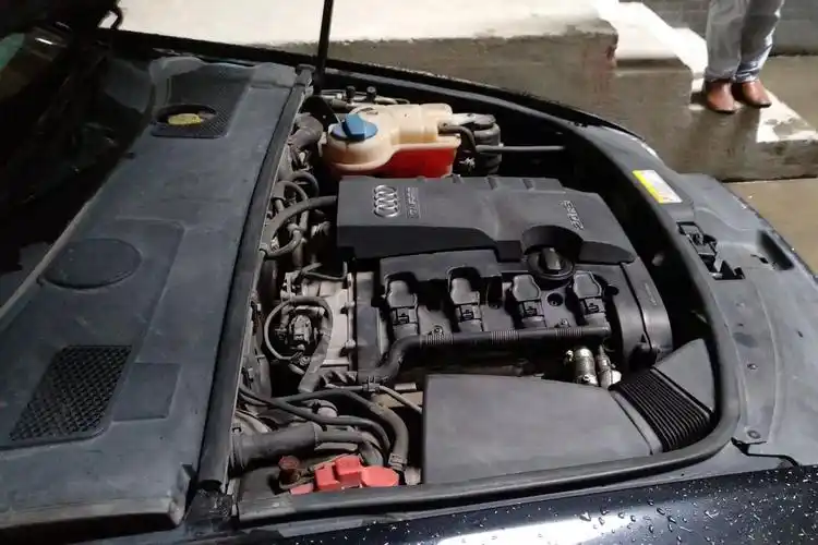 奥迪a6l发动机盖内图解(奥迪a6的发动机盖怎么打开)