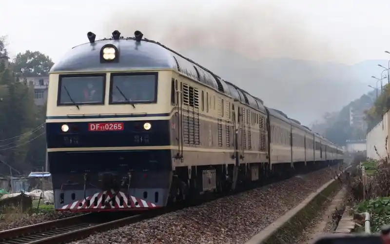 t152出景德镇站,这个火车为什么要两个火车头拉?