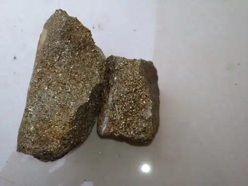 请问这个石头是金矿石吗?