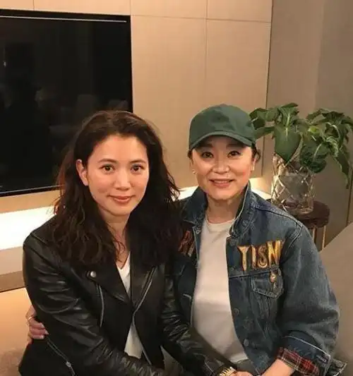 不美颜修图蔡少芬比50岁袁咏仪老很多眼袋很深整张脸很松弛