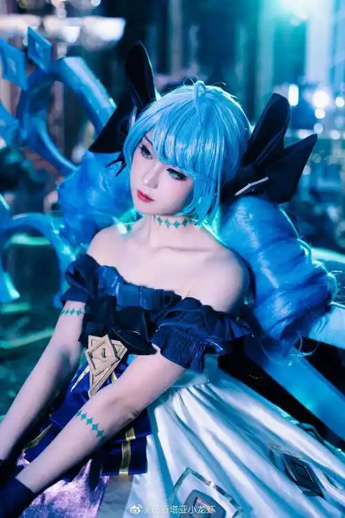 二次元cos灵罗娃娃格温