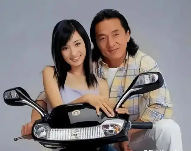 17岁杨幂被49岁成龙搂在怀里,举止亲密,网友:整没整容一目了然