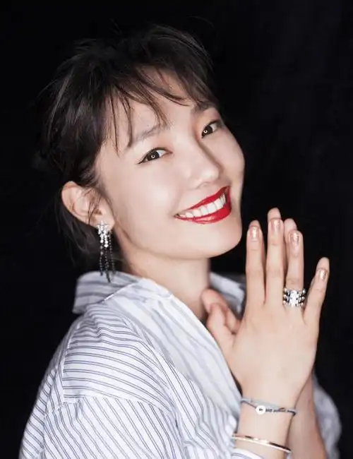 近日,一组白百何的泳装照片在网络上迅速走红,这位中国内地女演员以