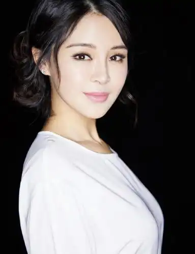 他成名后娶了自己的老师8年生三娃生活20年现将老婆宠成公主